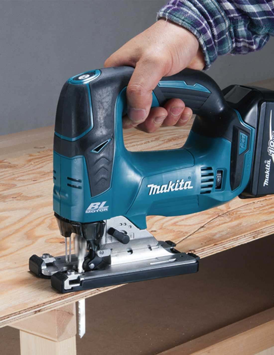 Makita kit 7 tools + 2bat 5Ah + charger + 2 bags LXT600 DLX7710BL2