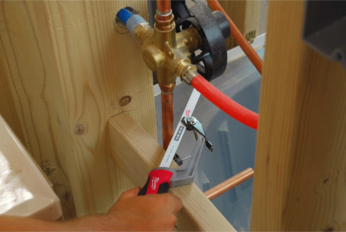 Conjunto especial con herramientas manuales + cargador + bateria + baúl con ruedas Milwaukee