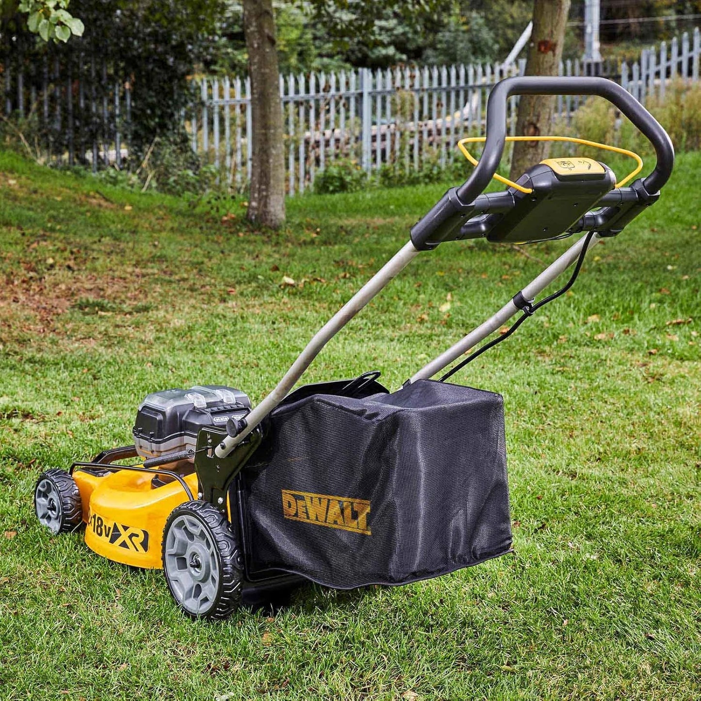 Cortacésped sin escobillas XR 2x18V 48cm + 2bat 5Ah + Cargador Dewalt DCMW564N