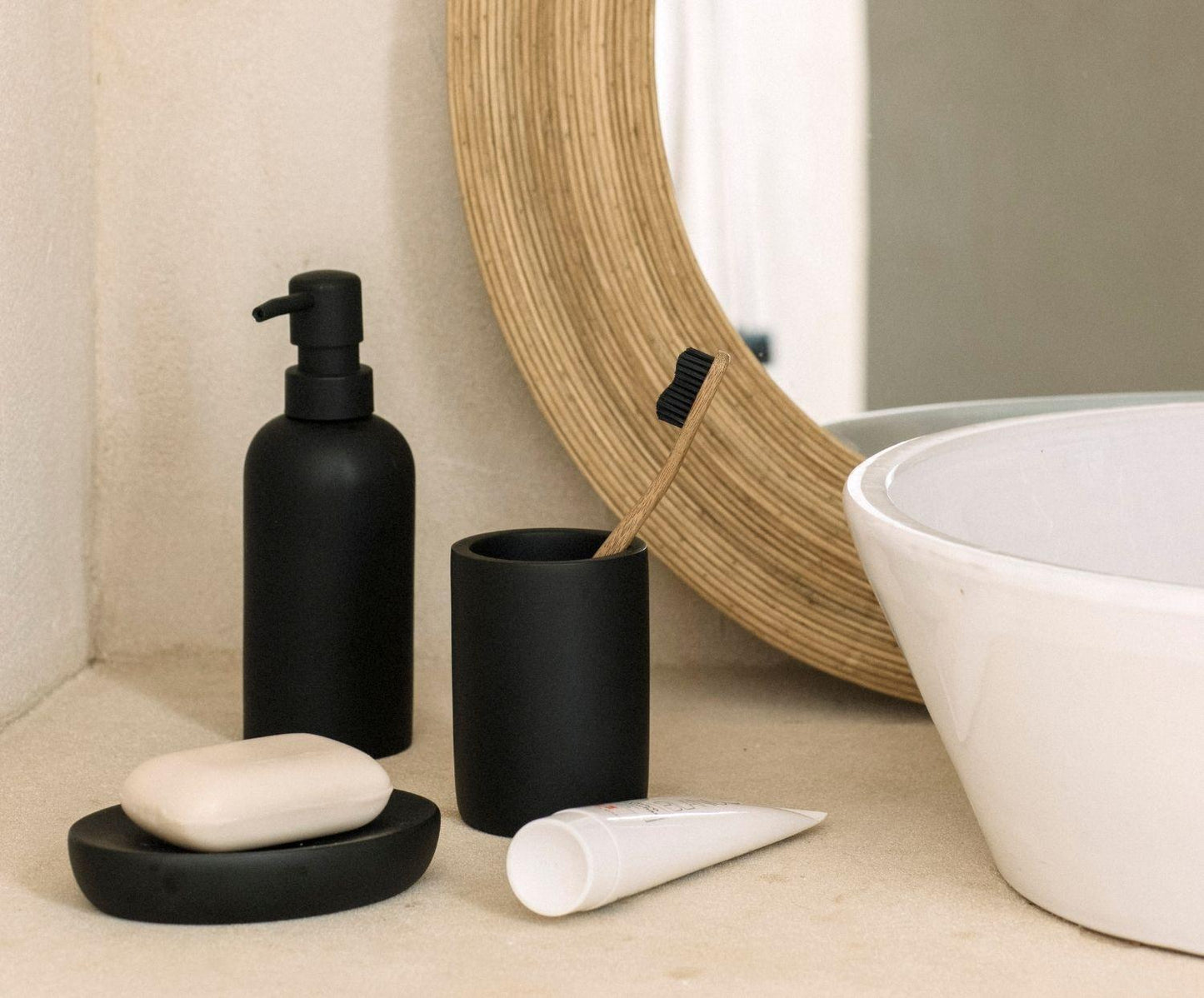 Matte black polyresin toothbrush holder Ø7×10 cm Andera House