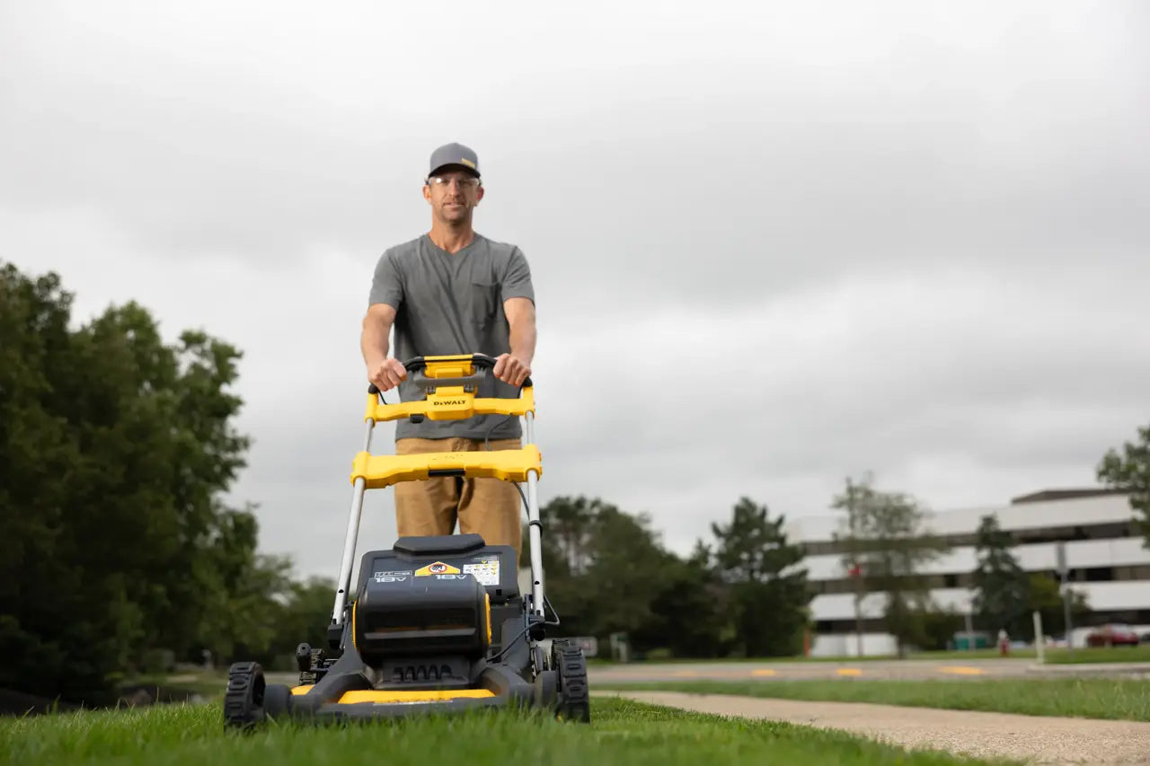 18V XR Brushless Self-Propelled Lawnmower 53cm Dewalt DCMWSP156N