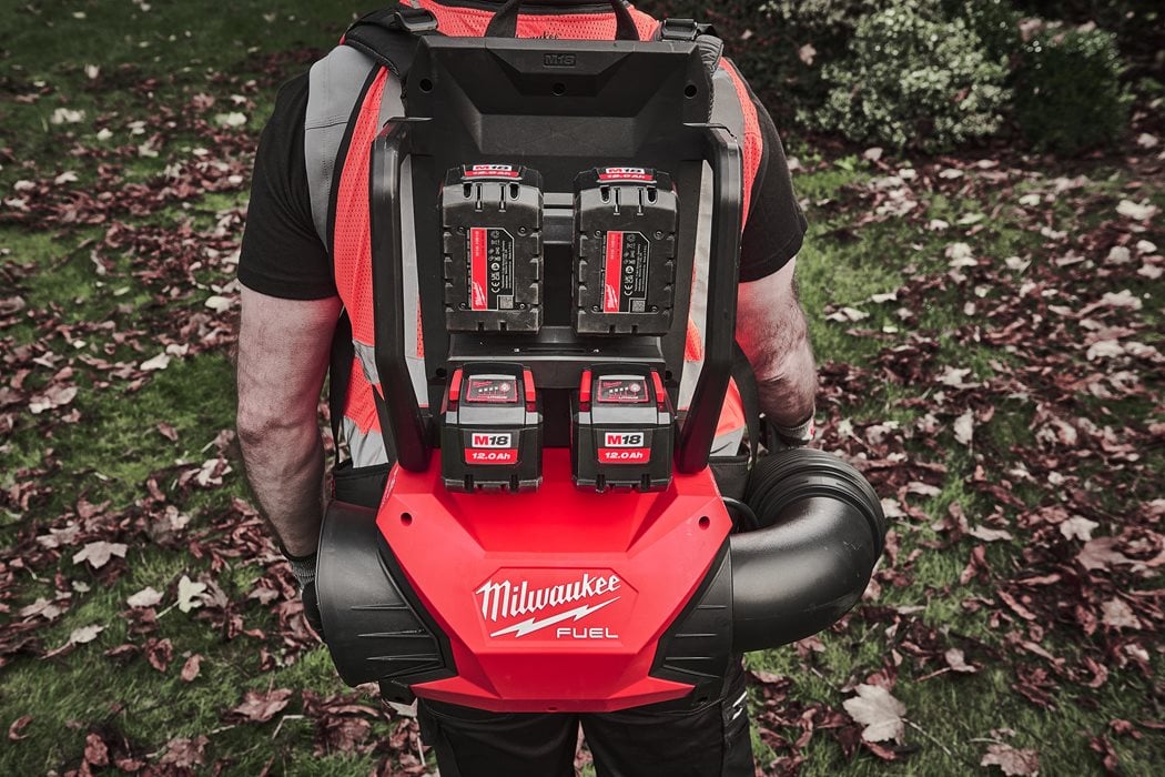 M18 Fuel Backpack Blower + 2bat + Milwaukee M18 Multiport Charger F2BPB-124