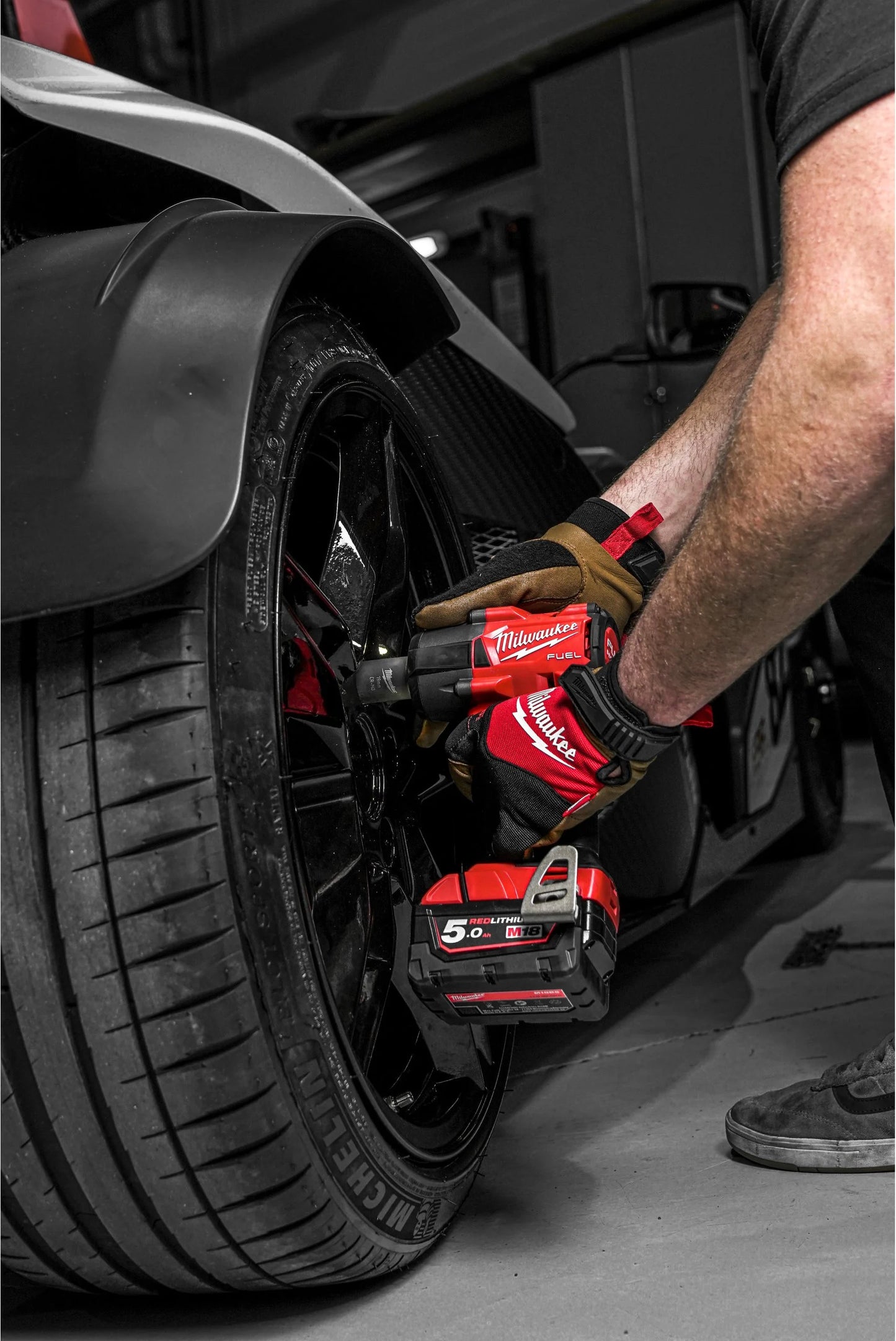 M18 FUEL 1/2" Medium Torque Impact Wrench With Milwaukee M18 Friction Ring FMTIW2F12-502X
